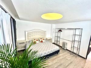 um quarto com uma cama e um tecto amarelo em C22-2 Hermoso departamento con Terraza em Cidade do México
