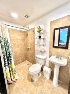 uma casa de banho com um WC e um lavatório em C22-2 Hermoso departamento con Terraza em Cidade do México