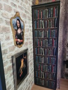 een portret van een vrouw naast een boekenplank bij Le Maine N 5 - FLÉAC ANGOULEME - Suite Harry Potter in Fléac
