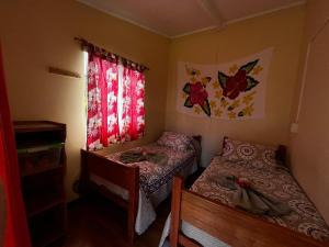 Letto o letti in una camera di Camping Hostal Tipanie Moana Aeropuerto Centro