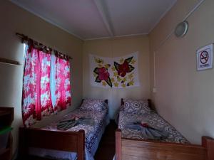 Letto o letti in una camera di Camping Hostal Tipanie Moana Aeropuerto Centro