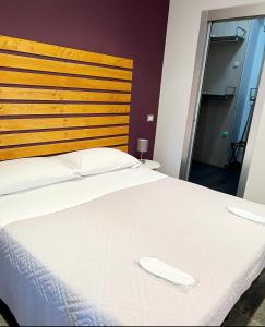 Een bed of bedden in een kamer bij Dea Flora Apartment