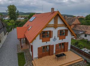 an overhead view of a house with an orange roof at Átalvetős Agropanzió in Morăreni