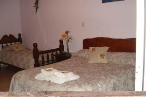 a bedroom with two beds with towels on them at Cabañas Comarca del Colorado in Río Colorado