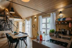 a kitchen with a counter and a table with chairs at Wein Cottage Kellerstöckl in Eisenberg an der Pinka