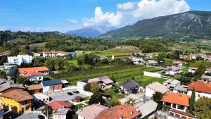 Pemandangan gunung umum atau pemandangan gunung yang diambil dari rumah tamu ini
