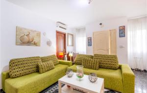 salon z zieloną kanapą i stołem w obiekcie 3 Bedroom Lovely Home In Sedella w mieście Sedella