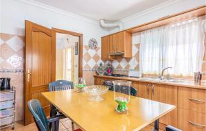 kuchnia z drewnianym stołem z krzesłami i blatem w obiekcie 3 Bedroom Lovely Home In Sedella w mieście Sedella