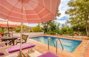 una piscina con mesa, sillas y sombrilla en 3 Bedroom Gorgeous Home In Sedella, en Sedella