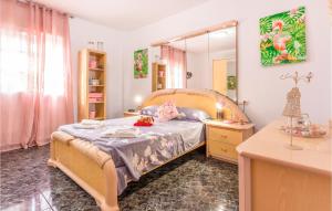 Łóżko lub łóżka w pokoju w obiekcie 3 Bedroom Lovely Home In Sedella