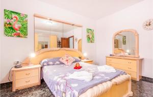 Łóżko lub łóżka w pokoju w obiekcie 3 Bedroom Lovely Home In Sedella