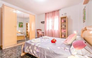 Łóżko lub łóżka w pokoju w obiekcie 3 Bedroom Lovely Home In Sedella
