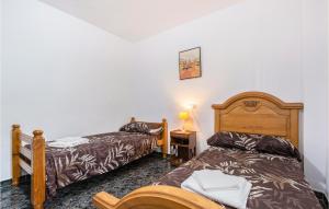 Łóżko lub łóżka w pokoju w obiekcie 3 Bedroom Lovely Home In Sedella