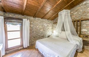 1 dormitorio con 1 cama con dosel en Gorgeous Home In Les Coves De Vinrom With House A Mountain View, en Les Coves de Vinroma