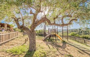 un parque infantil con un árbol y un columpio en Gorgeous Home In Les Coves De Vinrom With House A Mountain View, en Les Coves de Vinroma