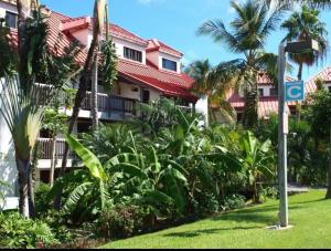 un letrero de la calle frente a un edificio con palmeras en Sapphire Beach Beachfront Condo Free Wi - Fi! - Save! en East End