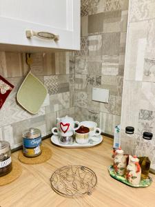 un comptoir de cuisine avec deux tasses de café dessus dans l'établissement Villa Bubù, Appartamento Country-chic, à Rome