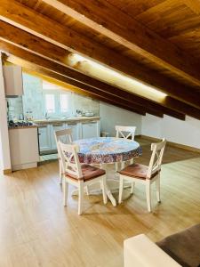 - une table et des chaises dans une pièce avec cuisine dans l'établissement Villa Bubù, Appartamento Country-chic, à Rome