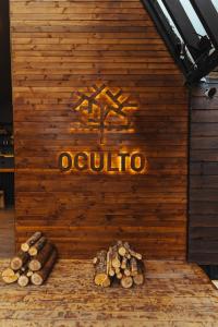 a sign that says oahu on a wooden wall at Oculto refugio de bosque in Envigado