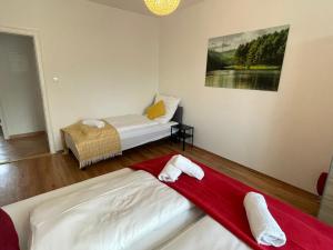 Habitación con 2 camas y una pintura en la pared. en Black Forest Apartment, en Baden-Baden