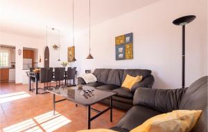 Posezení v ubytování Stunning Home In Torrox With Wifi