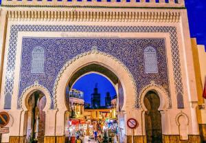 un edificio con un arco con una ciudad en el fondo en Dar Chourouk en Fez