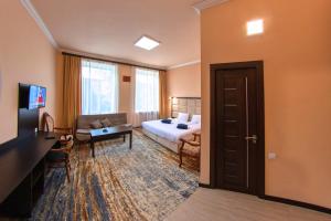TV a/nebo společenská místnost v ubytování Vanadzor Armenia Health Resort & Hotel