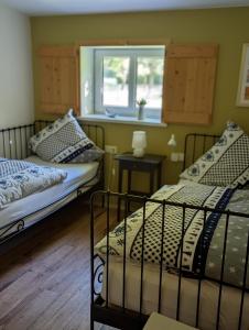 Natures-Rest Wielen tesisinde bir odada yatak veya yataklar