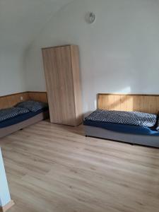 Posteľ alebo postele v izbe v ubytovaní Ubytovanie v centre Hliníka nad Hronom