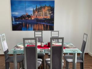 un comedor con una mesa con sillas y un edificio en Black Forest Apartment, en Baden-Baden