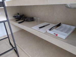 una encimera de cocina con tabla de cortar y utensilios. en Casa en Mahahual cerca de la playa D4 en Mahahual