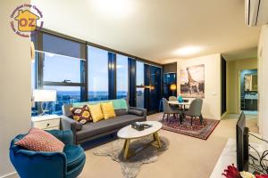een woonkamer met een bank en een tafel bij Aussie Escape Apartments in Melbourne