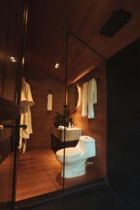 a bathroom with a toilet and a sink at Oculto refugio de bosque in Envigado