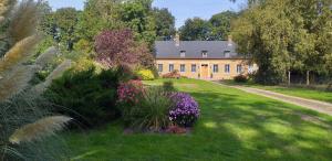 een groot huis met een tuin ervoor bij L'échappée belle 