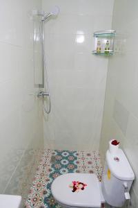 a small bathroom with a toilet and a shower at Winarouze house in Marrakesh