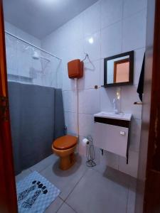 a bathroom with a toilet and a shower and a sink at Aconchego na Chapada in Lençóis