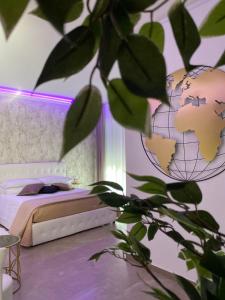 een slaapkamer met een bed met een bol aan de muur bij b&b THE WORLD in Brindisi