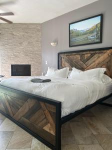 伍德蘭公園的住宿－Pikes Peak Paradise Bed and Breakfast，卧室配有一张大床,墙上配有电视