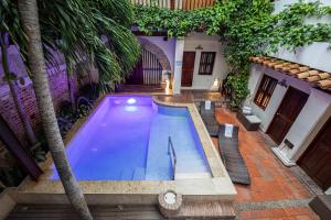 una piscina en medio de un edificio en Casa BuGo, en Cartagena de Indias
