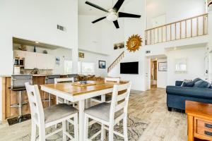 eine Küche und ein Wohnzimmer mit einem Tisch und Stühlen in der Unterkunft Slice of Paradise in Galveston