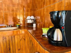 Příslušenství pro přípravu čaje a kávy v ubytování Los Tucanes Lodging