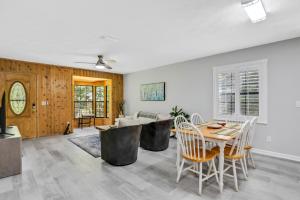 een eetkamer en een woonkamer met een tafel en stoelen bij 4636 Whimbrel Lane in Fernandina Beach