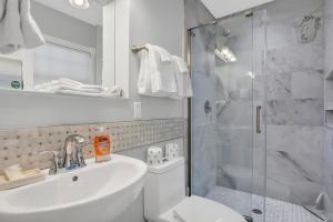 Ένα μπάνιο στο Gorgeous coastal getaway with large yard, firepit, & screened porch +19 φωτογραφίες