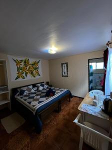 Letto o letti in una camera di Camping Hostal Tipanie Moana Aeropuerto Centro