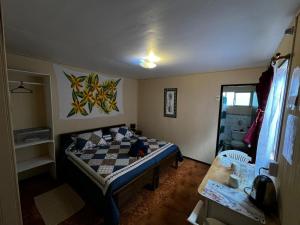 Letto o letti in una camera di Camping Hostal Tipanie Moana Aeropuerto Centro