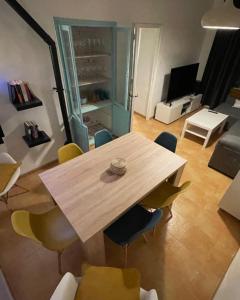 a dining room with a wooden table and chairs at Casa Rural Villa Leire en pleno corazón del Valle Ricote in Blanca