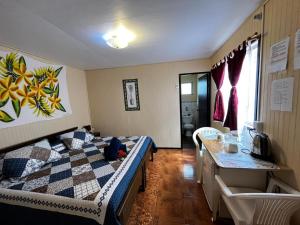 Letto o letti in una camera di Camping Hostal Tipanie Moana Aeropuerto Centro