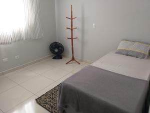 Een bed of bedden in een kamer bij Residencia Cidade Verde 12