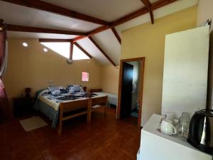 Letto o letti in una camera di Camping Hostal Tipanie Moana Aeropuerto Centro