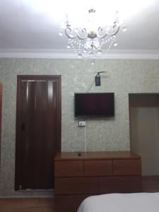 1 dormitorio con 1 cama y TV en la pared en Residencial Kontiki Miraflores, en Lima